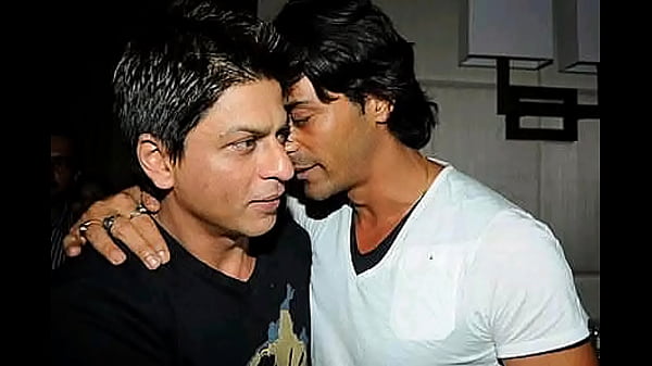 Download Video - Shah rukh Khan hot gay kiss