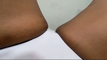 Mira cómo se destroza el coño esta puta cachonda hasta correrse como loca