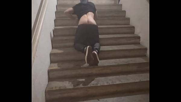 FUDI CARINHA DO GRINDR NA ESCADA DO SHOPPING