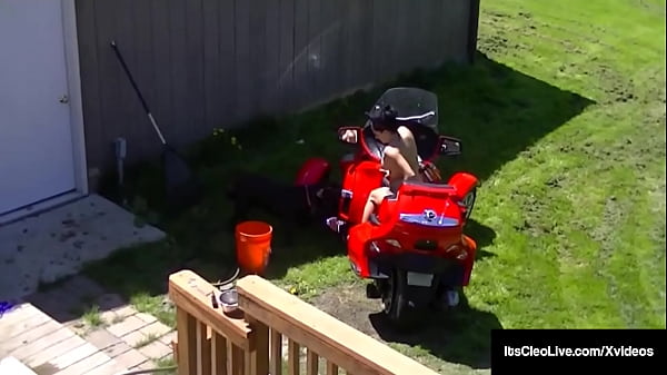Shameless Naked Webcammer Its Cleo Fucks Her Asshole In The Backyard!