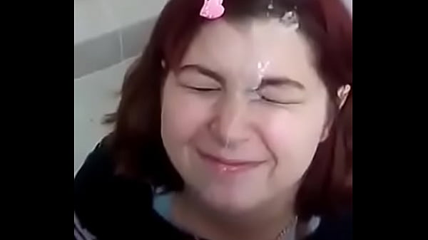 Download Video - Colorada con la cara llena de leche en ba&ntilde;o p&uacute;blico