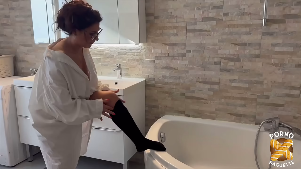 Lola, belle brune, se fait d&eacute_monter sans retenue