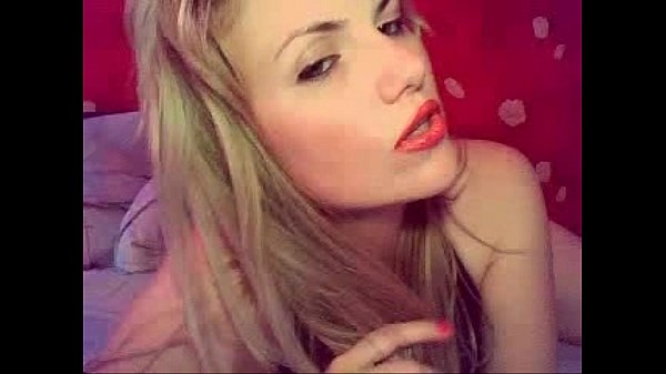 strip tease de blonde &agrave; la webcam