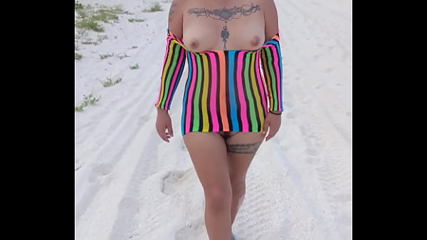 Latina Exhibiéndose en playa publica en mexico