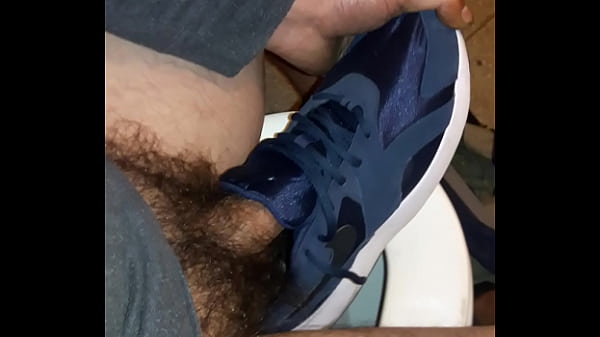 Les Baskets De Livraison Jeune Homme