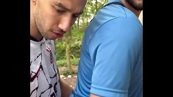 Download Video - FUI FAZER TRILHA NO PARQUE E ENCONTREI UM PAUZUDO BATENDO UMA&period; CAI DE BOCA E DEPOIS DEIXEI ELE LEITAR MEU CUZINHO&period;