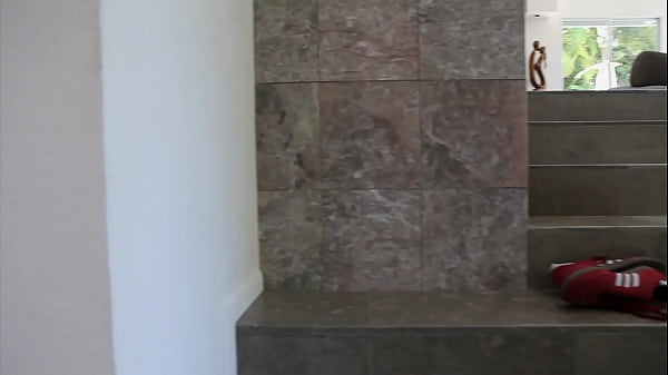 A primeira vez de Lua Baiana foi s&oacute; no cuzinho e gozada dentro