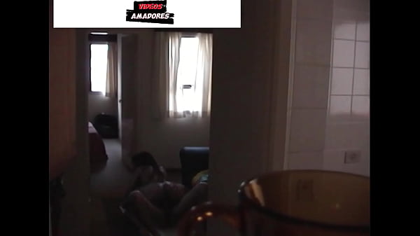 Rapaz aproveita oportunidade de ocultar c&acirc;mera ...