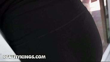 REALITY KINGS - Kinky Emerald Loves Turns A Simple Delivery Into A Wild Fuck Session With Her Biggest Fan
