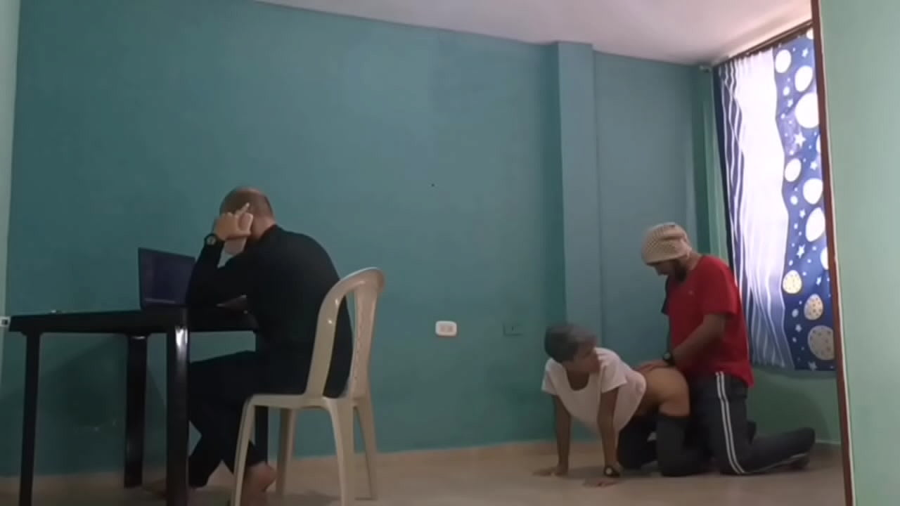 madrastra termina follándose a su hijastro mientras su amigo está en la computadora
                     latina blowjob doggystyle amateur pussy licking gostosa muchos negros