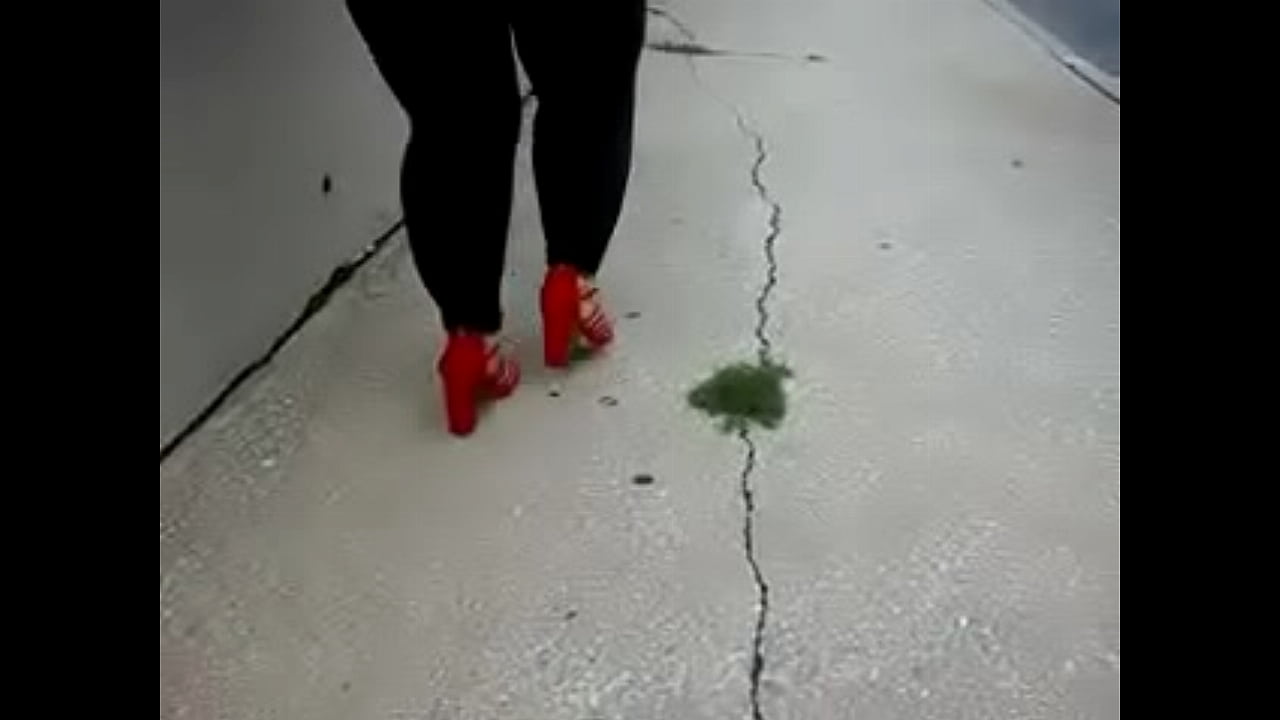 BBW Latina Milf caminando con piernas grandes y bien formadas en leggings y tacones (rojo)
                   cumshot latina milf amateur squirt heels big ass thick butt fuck feet bbw leggings fat ass big legs dick rider muchos negros