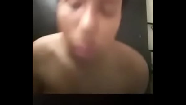Fille Tombe De Son Chemisier En Direct