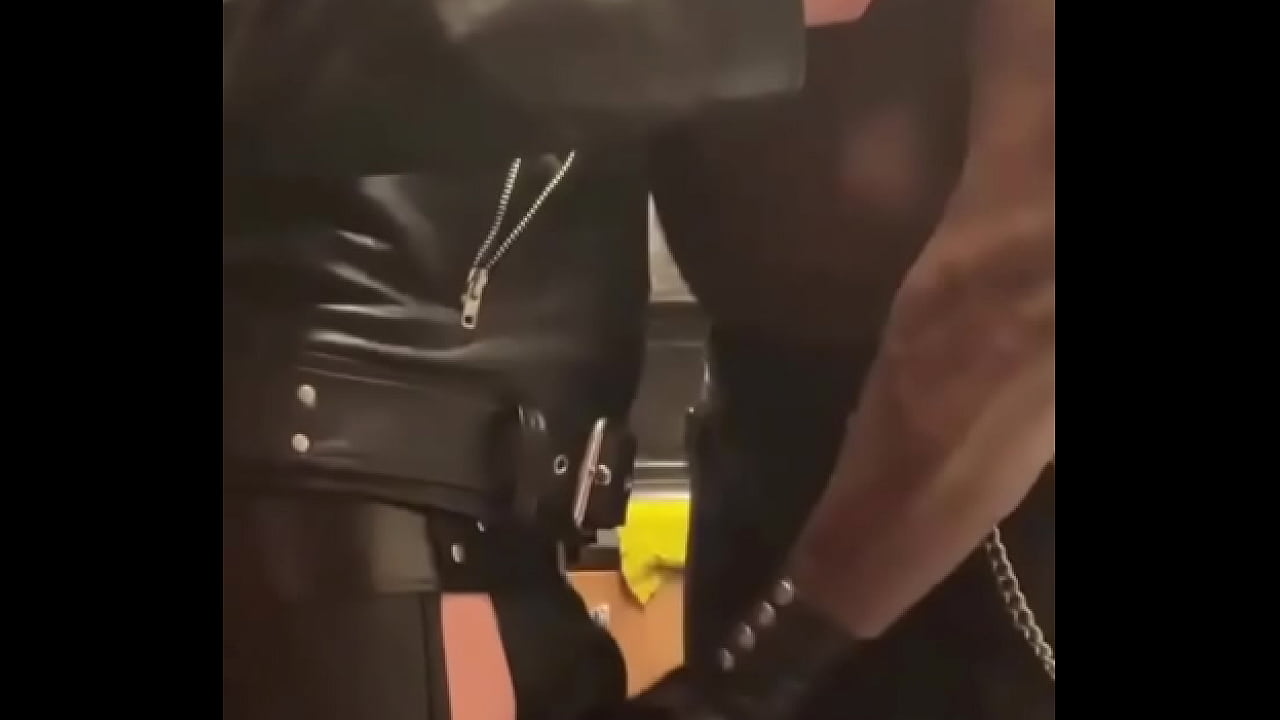 Músculo negro domina una gran polla y enormes pezones en una sesión de mamada
                    black sexy interracial amateur homemade boots humiliation gloves gay roleplay bisexual maledom leather male big cock bbc mm black and white black guy united kingdom male on male muscular body muscular guy bbc worship muchos negros