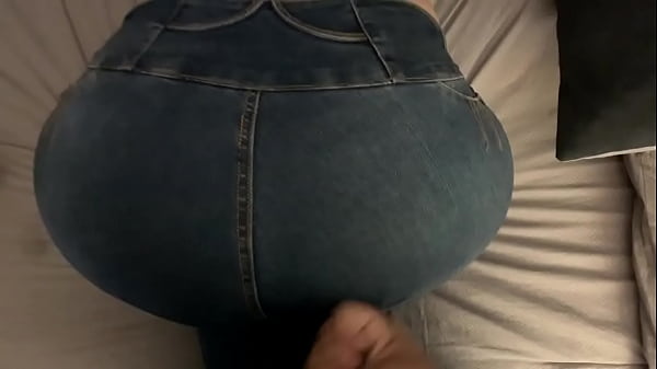 Download Video - Me vengo en el pantal&oacute;n de mi esposa con tremendo culo