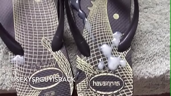 Calçando o chinelo Havaianas toda gozada. vídeo...