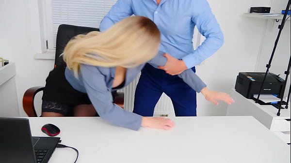 Secret&aacute;ria apaixonada convida seu Patr&atilde;o para jantar e d&aacute; seu rabo quente de sobremesa