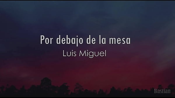 Por debajo de la mesa