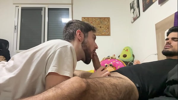 Download Video - invito a mi amigo hetero para que me la chupe y correrme en su boca