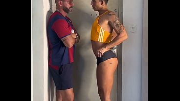 personal trainer dotado realiza seu fetiche de fuder viado afeminado