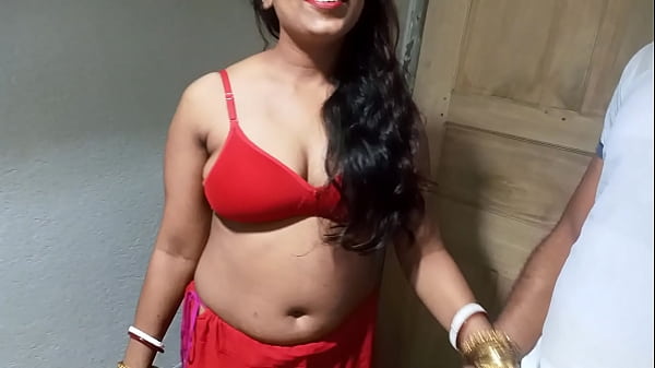 Download Video - बाथरूम से नहाकर निकली पत्नी को बेडरूम में जबरदस्ती पेला - XXX Porn हिंदी आवाज में