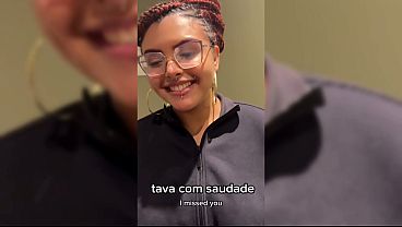 Pretinha chupando at&eacute; sair leite e comendo morango do amor