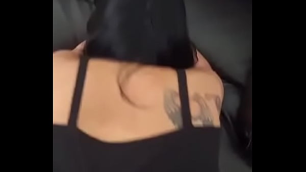 Cigány barna bőrű felizgult nő halk csalás a nappaliban