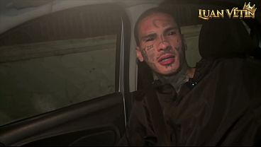 Download Video - Motorista de aplicativo&comma; bate meta r&aacute;pidinho comendo cuzinho do viado maloqueiro