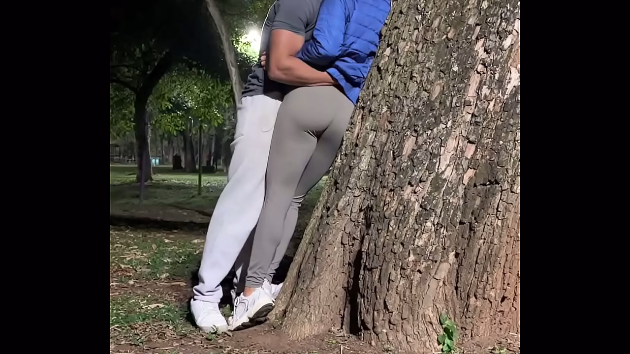 Me follé a esta deliciosa y promiscua mujer casada delante de su marido cornudo. El entrenador personal con una polla enorme va a darle un buen entrenamiento a la promiscua mujer casada y luego se la va a follar.