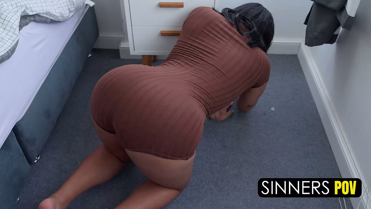 guardando el secreto en la vagina de mi hermanastra.