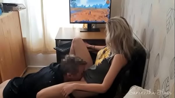 Un Joueur Jeune Gars Aime Sucer En Jouant À World Of Warcraft