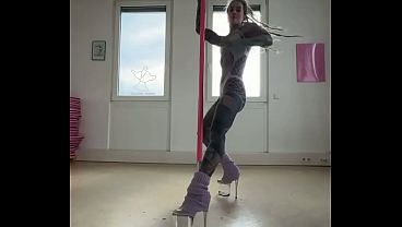 Anuskatzz dances on the pole for you !