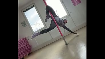 Anuskatzz dances on the pole for you !