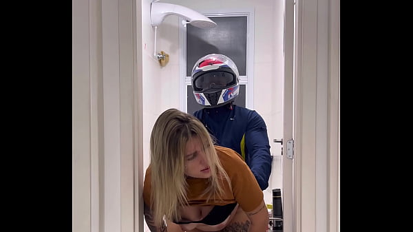 Download Video - Motoboy entra no banheiro feminino sem avisar e fode a mulher que estava l&aacute; dentro mijando &excl; A goza muito na pica dele e pede fode essa buceta caralho &excl;