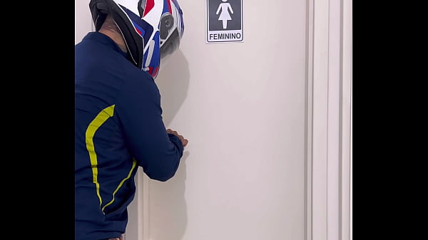 Motorcycle boy enters the women's bathroom without warning and fucks the woman who was inside pissing! She cums a lot on his dick and asks to fuck that pussy, damn it!