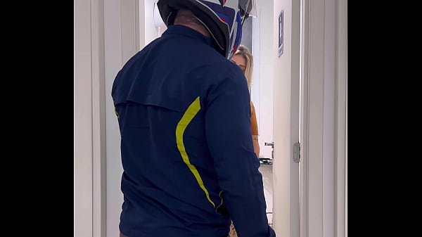 Motorcycle boy enters the women's bathroom without warning and fucks the woman who was inside pissing! She cums a lot on his dick and asks to fuck that pussy, damn it!