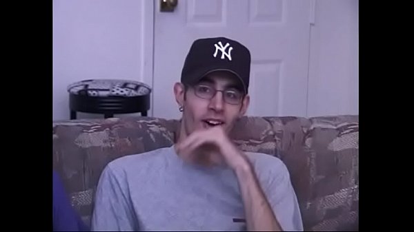 Download Video - Young geeky dude opens his legs wide for his boyfriend to drill his ass