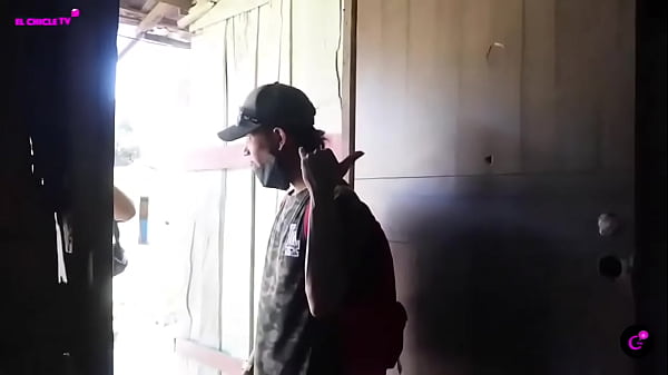 Llegamos a el cacerio donde vive el barbero multifacético, entorno bajo mundo