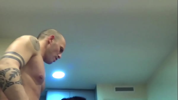 MAX et CARLOS sont dexu potes en couple avec un...