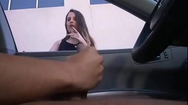 Novinha fell on the net watching a man jacking off in the car