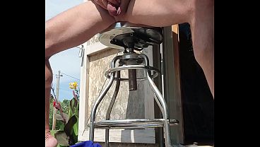 太陽の下で自慰。前立腺液。硬くて大きなペニスから精液が出る。