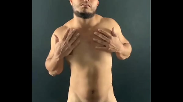 Hombre barbudo se masturba con el fotógrafo