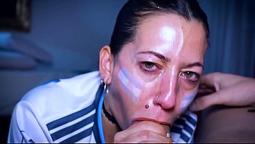 友達とアルゼンチンの試合を見ていたんだけど、女の子たちが来て、それからグループセックスをしたんだ。