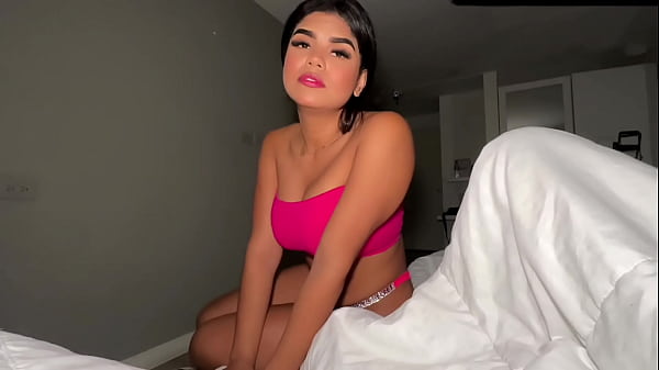 Download Video - Seduzco a mi hermanastro para que me folle con su gran polla me vengo a chorros