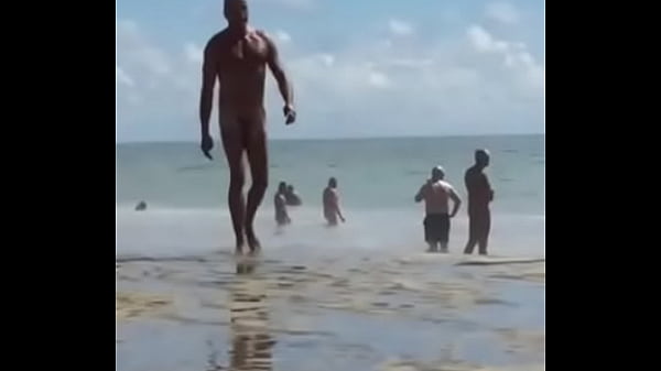Download Video - Coroa roludo na praia de nudismo