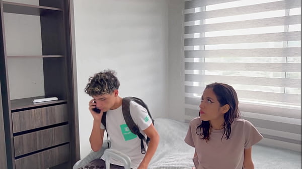 Download Video - &iquest;Que puede pasar si una pareja de calientes hermanastros comparten habitacion de hotel&quest;