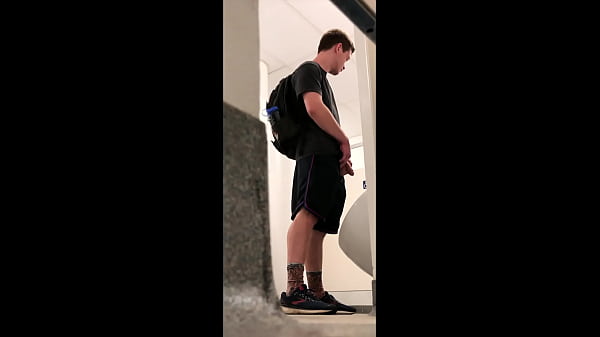 Espiando Mijada no Banheiro