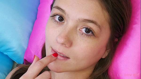Saunarah1 - Linda morena desnuda en primer plano