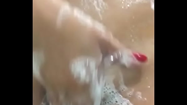 Vollbusiges Amateurbad
