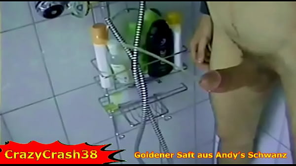 Andreas pisst mit 'nem Stracken in die Dusche