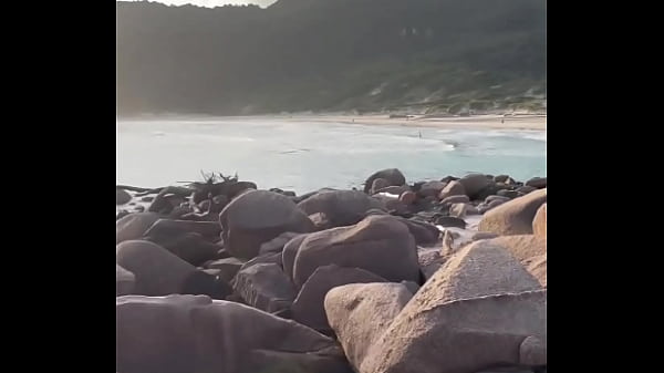 Download Video - Loirinha casada da buceta rosa fodeu com dotado na praia de nudismo no pelo na frente do marido corno